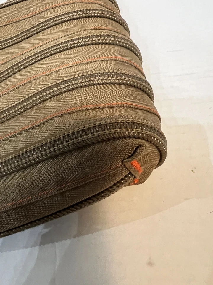 Bolso Bandolera de Hombro con Cremallera Una Cremallera Continua 9 x 11 Oliva con Naranja Foto 3 de 4