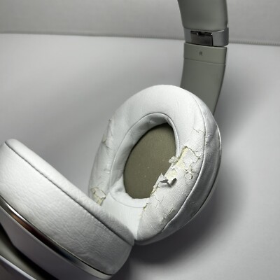 beats studio 初代　希少モデル　silver Beats Studio (1st Gen)Wired Headphones with Case. Works. See