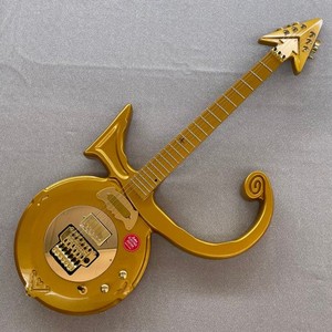 Mini Guitare Décorative 1:4 – Reproduction Bois 25 Cm Avec Support Et Badge – Idéal Collectionneur Ou Déco