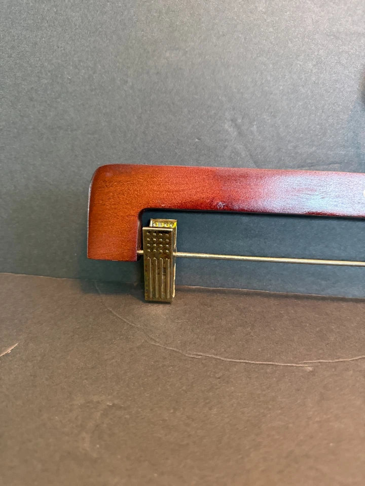 Cabide de roupas de madeira com clipes ORVIS Sporting Traditions - Imagem 3 de 4