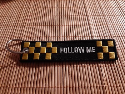Follow me - Gelb Schwarz-Schlüsselanhänger-Schrift gestickt