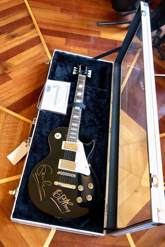 BB KING & ERIC CLAPTON SIGNED BLACK LP CLECA GUITAR w/ DISPLAY SHADOW BOX CASE