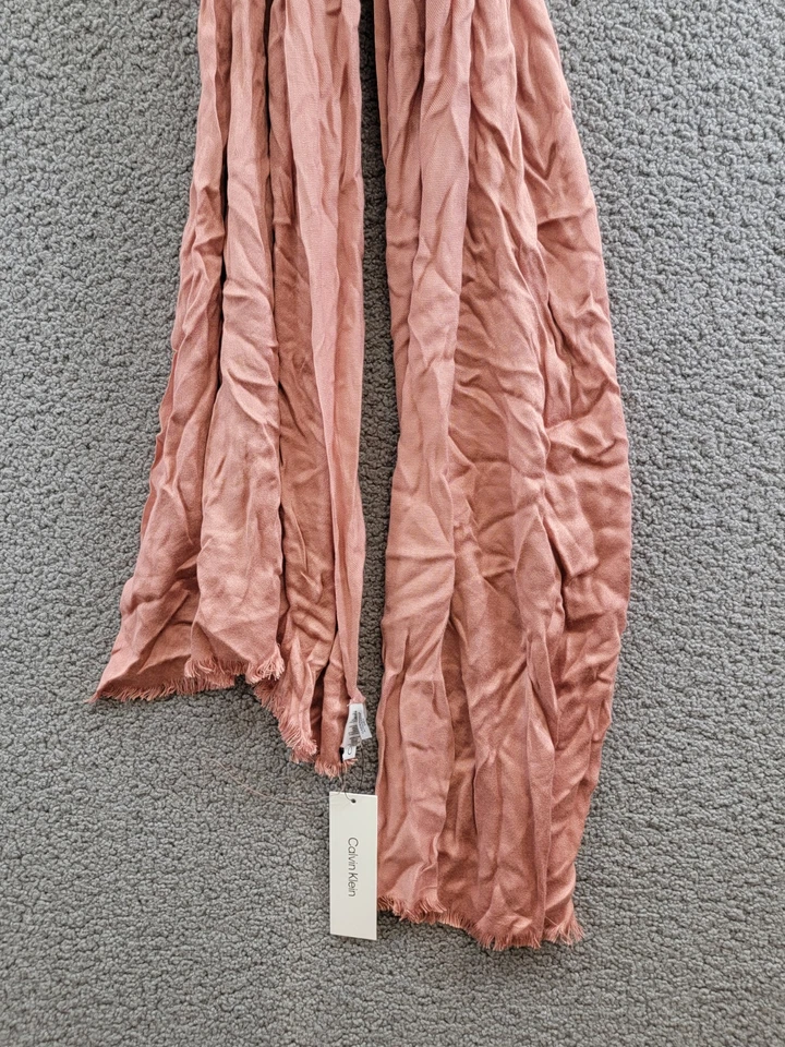 Bufanda de satén liso Calvin Klein para mujer talla única rosa del desierto bordes deshilachados Foto 4 de 4