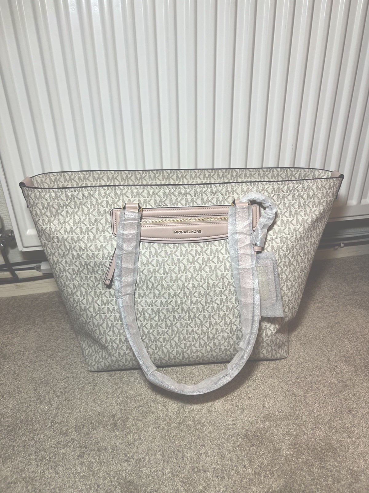 Michael Kors JetSet Extra-Large Signature  Vanilla & Soft Pink ZipUp Bag RRP£300 image 3