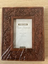 PHOTO FRAME-CARVED MANGO WOOD- PHOTO 6 x 4 ins-FRAME 10 x 8 in-CHESTNUT RED-BNWT