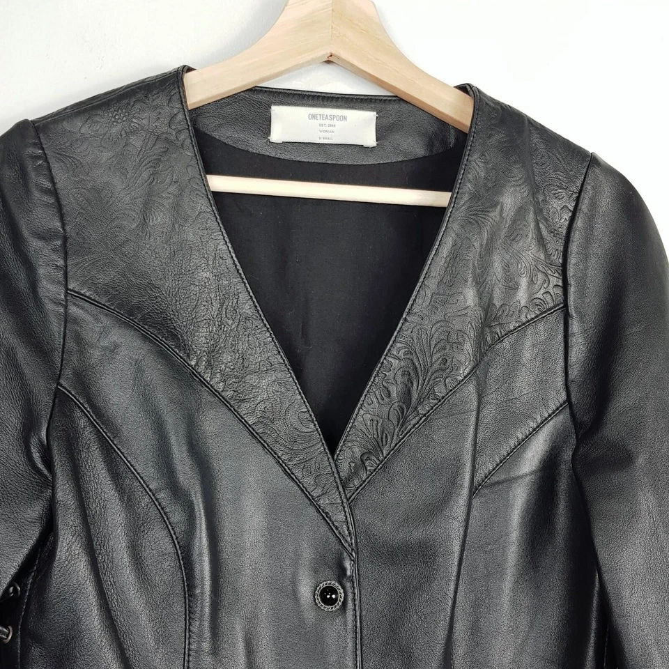 UNA CUCHARADITA Mujer Talla XS u 8 Negro Cuero Corbatas Laterales Boho Gitana Chaqueta RARA Foto 3 de 4