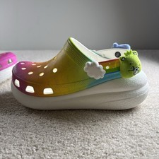 Preços baixos em Conforto Crocs Multicolor Sapatos Confortáveis - Main Image