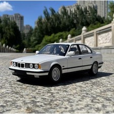 MINICHAMPS 1:18 BMW 535i E34 1988 White Collectible Car