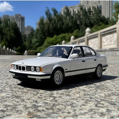 MINICHAMPS 1:18 BMW 535i E34 1988 White Collectible Car