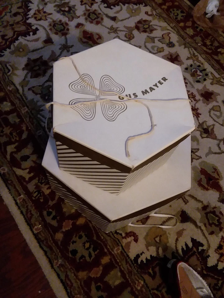 De colección 1950 Gus Mayer Birmingham grandes almacenes sombrero caja par 2 rayas doradas Foto 4 de 4