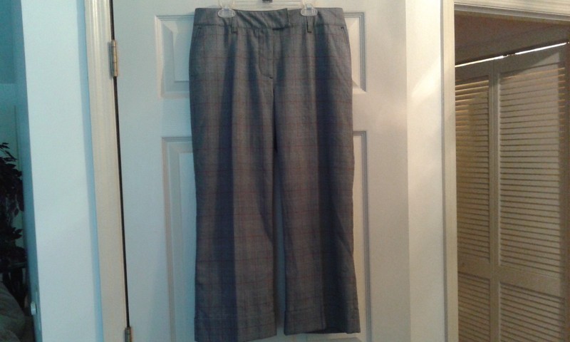 Liz & Co Women's Cuffed Capri Stretch Pants    Size 8   Gray/Red Plaid  (CT010K)