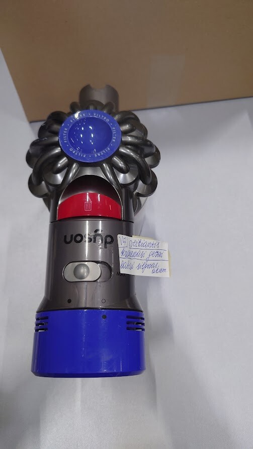 Dyson V7 Vacuum Used with Weak Battery No Accessories