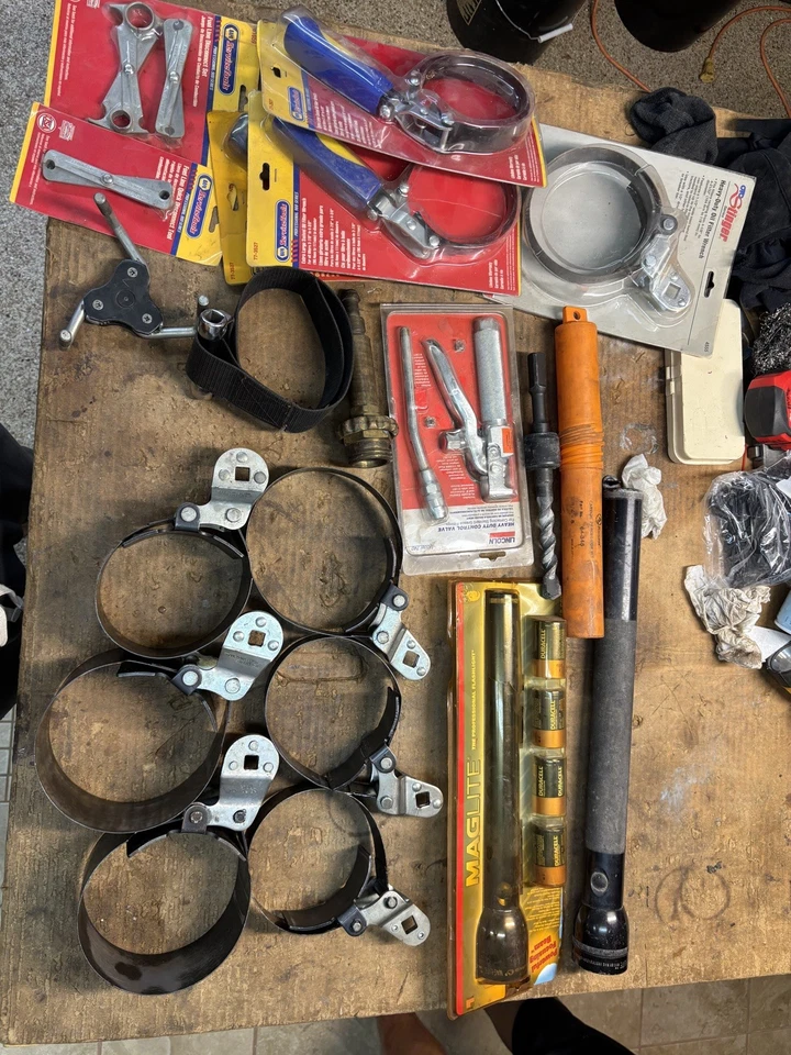 Pistola de engrase Lincoln, llaves de filtro de aceite, herramientas de desconexión de línea de combustible, taladro 3/4, luz Foto 2 de 2