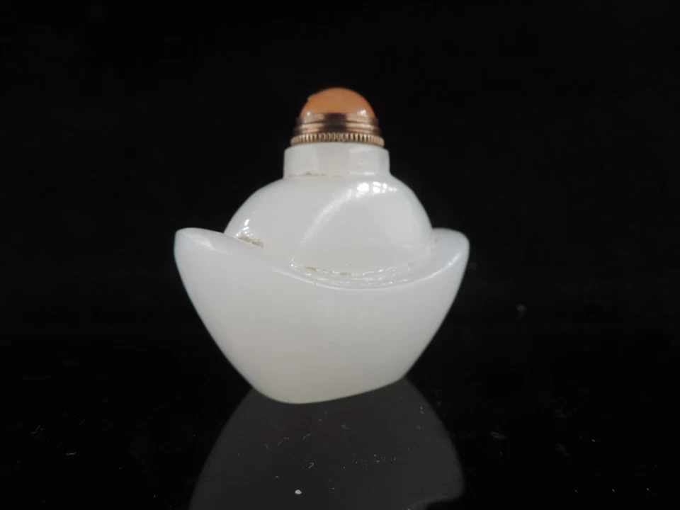 Botella de tabaco de vidrio de Pekín blanca tallada a mano exquisitamente China Foto 3 de 4