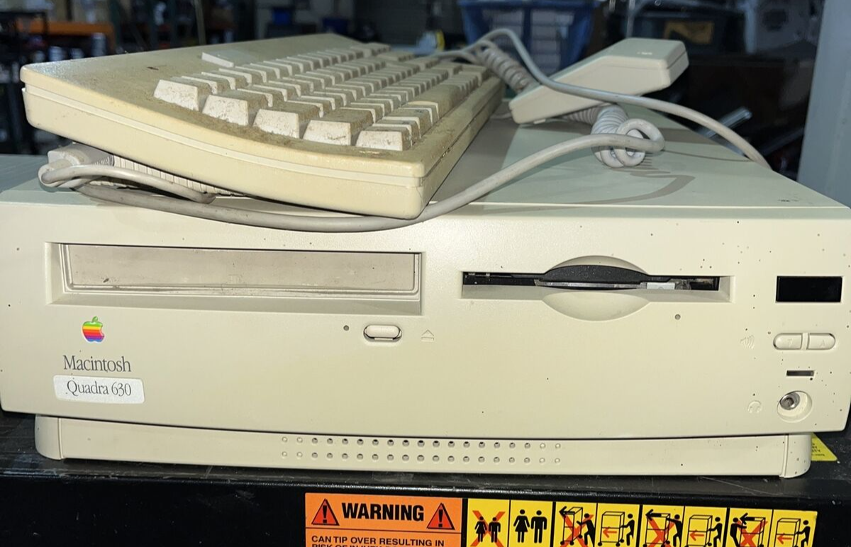 VINTAGE APPLE M3076 MACINTOSH PERFORMA 630 W/ KEYBOARD MOUSE VINTAGE APPLE M3076 MACINTOSH PERFORMA 630 W/ KEYBOARD MOUSE