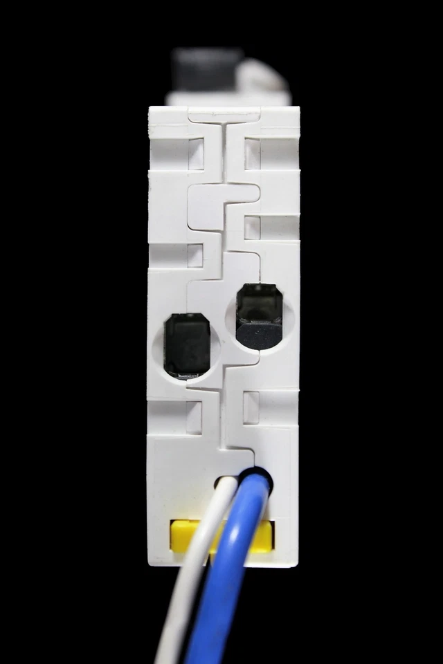SCHNEIDER 10 AMP CURVE C 10kA 30mA RCBO TYPE A IC60H A9D11810 - Image 4 of 4