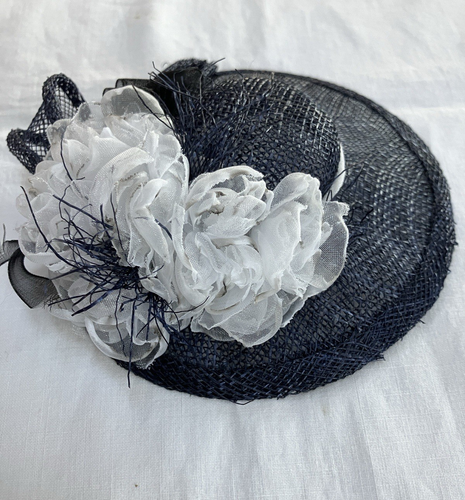 Cappello Sinamay Marina Militare per Bambole Taglia Barbie Fiori Bianchi Nastro Marina Fatto a Mano - Foto 2 di 4