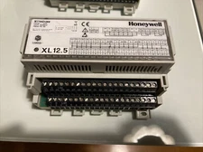 Honeywell W7704D1008 Controller