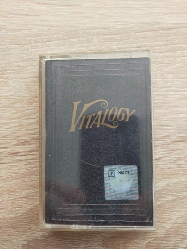 PEARL JAM - Vitalogy - Polish 1994 MC- Made in Poland Epic / MJM Music - Booklet