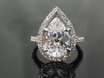 Diamond Shape リング 4-Carat Pear Shape Diamond Engagement Ring in 18K White Gold