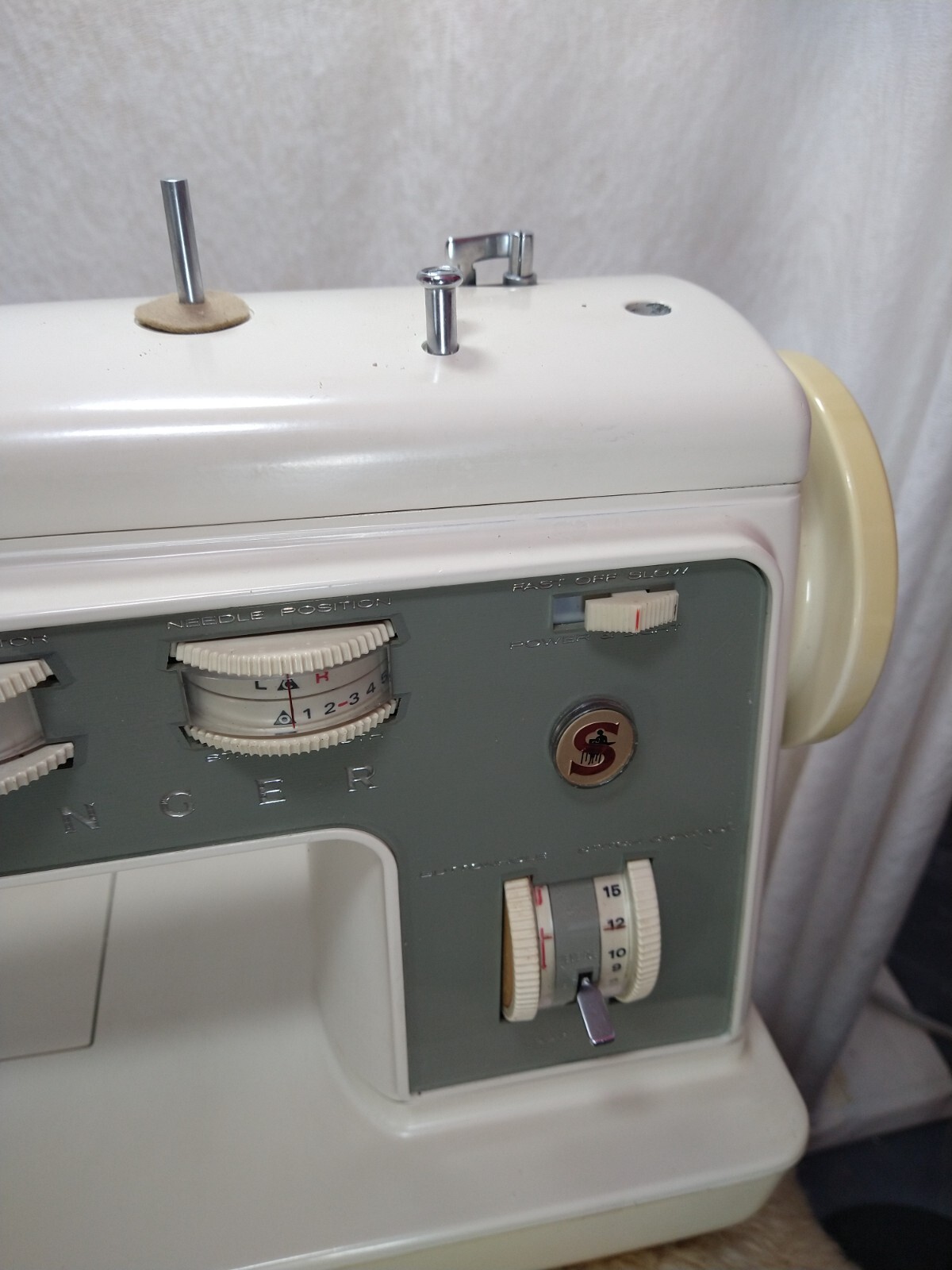 SINGER ZIG ZAG MODEL 774 SEWING MACHINE AND STORAGE BOX GOOD