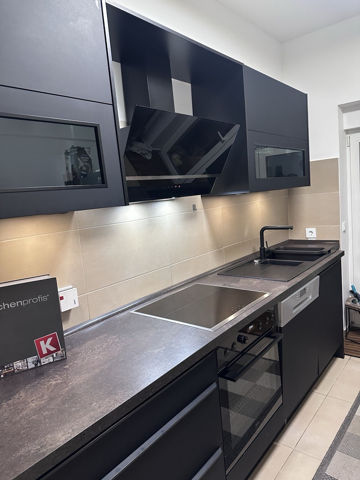 Küchenzeile mit Elektrogeräten - Anti Fingerprint