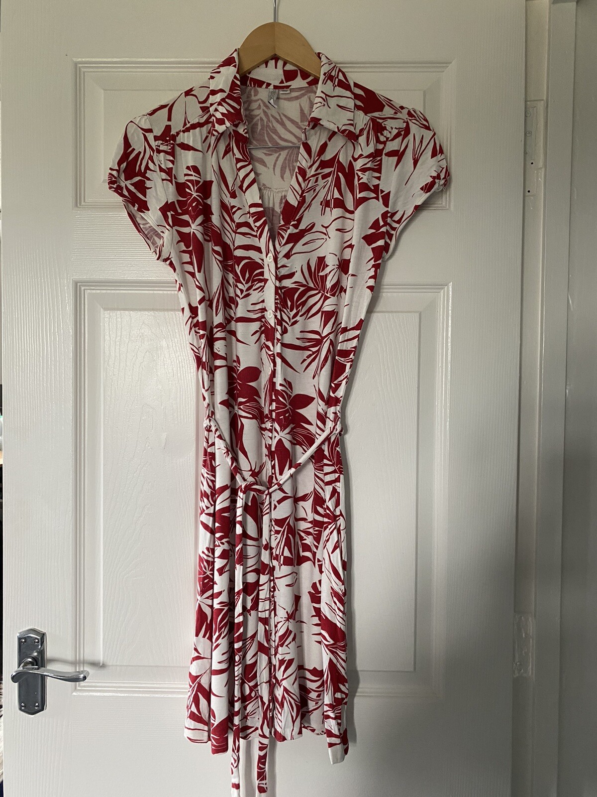 Forever New red white floral dress  size 10 short sleeves Womens