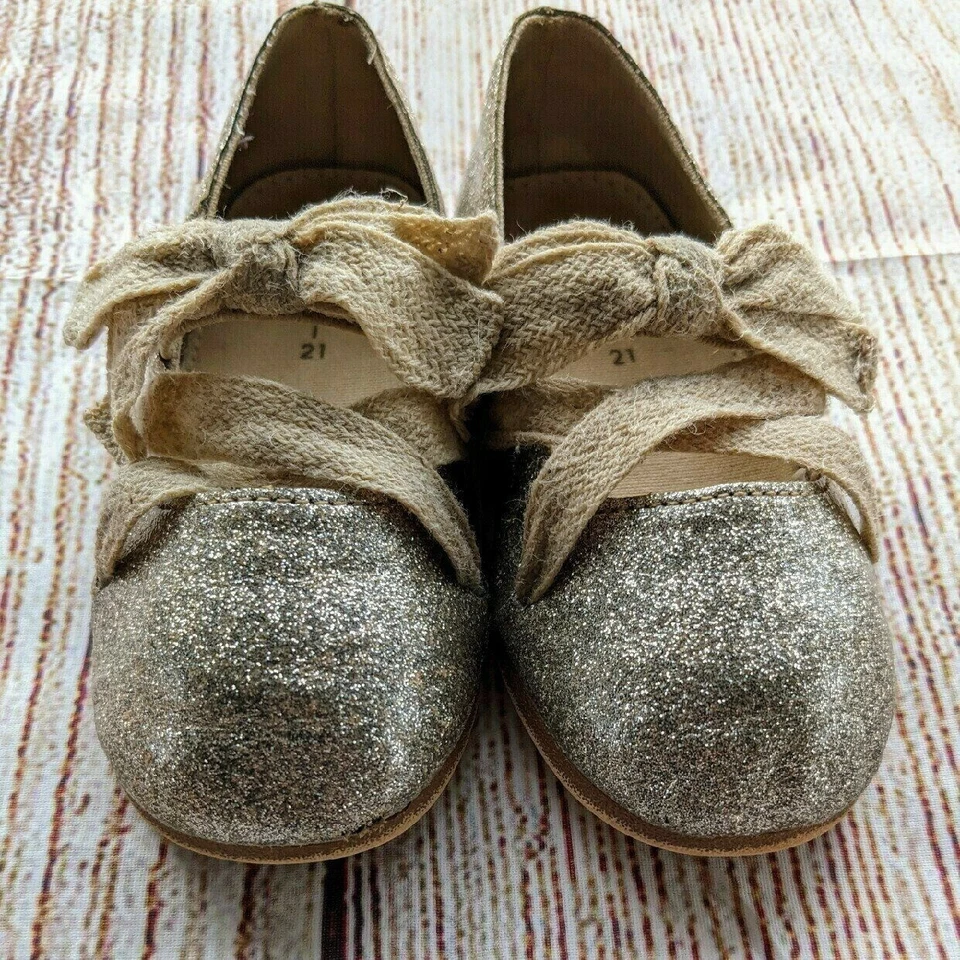 Zapatos Zara dorados brillantes Foto 3 de 4