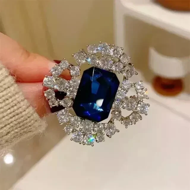 Broche broche flor zafiro creado en laboratorio corte esmeralda de 3,50 quilates chapado en oro blanco de 14 quilates Foto 2 de 4