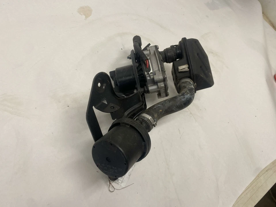 AUDI S7 2016-2017 4,0 L V8 CONJUNTO BOMBA DE INYECCIÓN DE AIRE SECUNDARIA OEM Foto 2 de 4