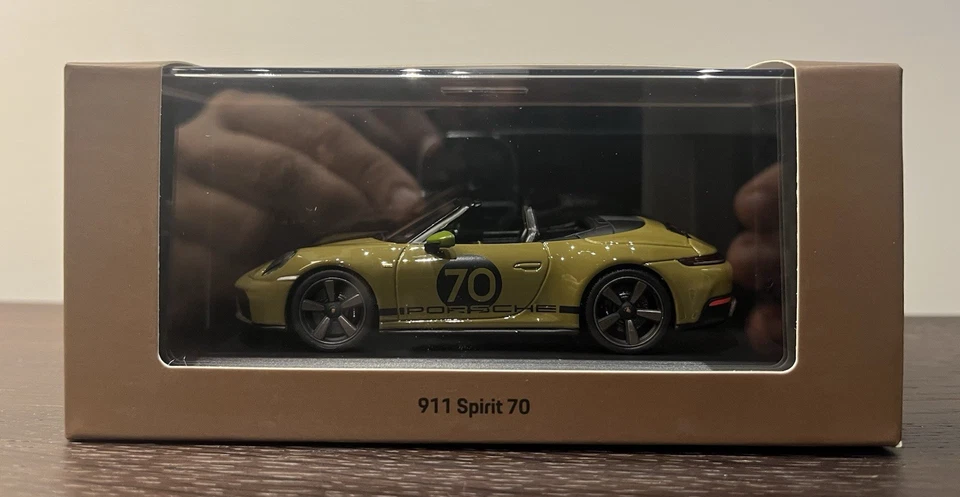 Porsche 911 Spirit 70 992 Cabrio Spark 1 43 Olive Neo Green - Immagine 4 di 4