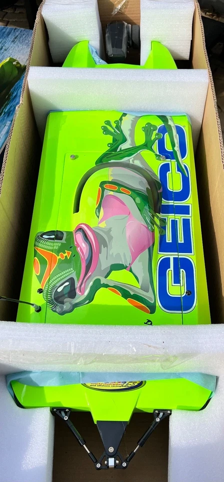 ProBoat Miss Geico Zelos 36" Twin Brushless Catamaran RTR NEW - Image 2 of 4