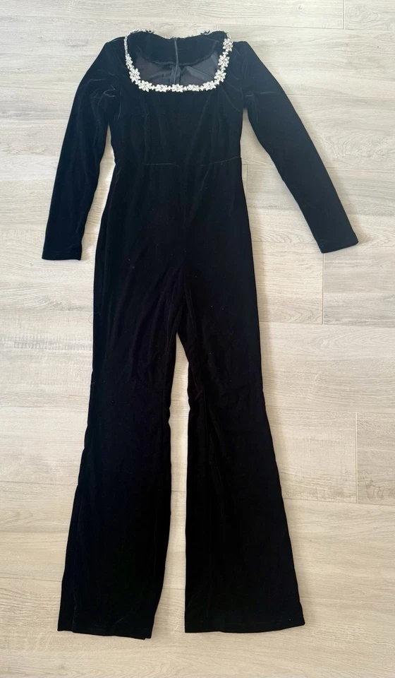 Черный бархатный комбинезон с длинным рукавом с хрустальным вырезом - Изображение 2 из 4