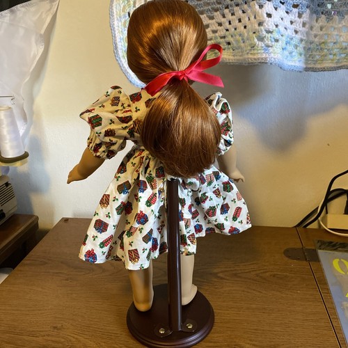 American Girl Jly 61 Puppe mit professionell gefertigtem Weihnachtskleid gebraucht, in einwandfreiem Zustand - Bild 4 von 12