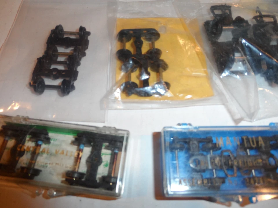 HO SCALE MISC. FREIGHT CAR TRUCKS LOT OF 18/9 PAIR - Image 3 of 3