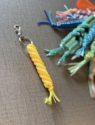 Scoubidou Gimp String Schlüsselanhänger Ring Handarbeit gelbe Spirale 2000 er Scoobies