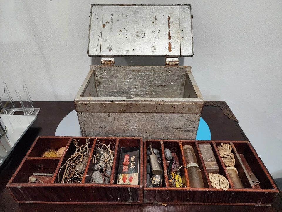Antigua caja de aparejos de pesca de madera y metal con bandejas y contenido principios de 1900 Foto 2 de 4