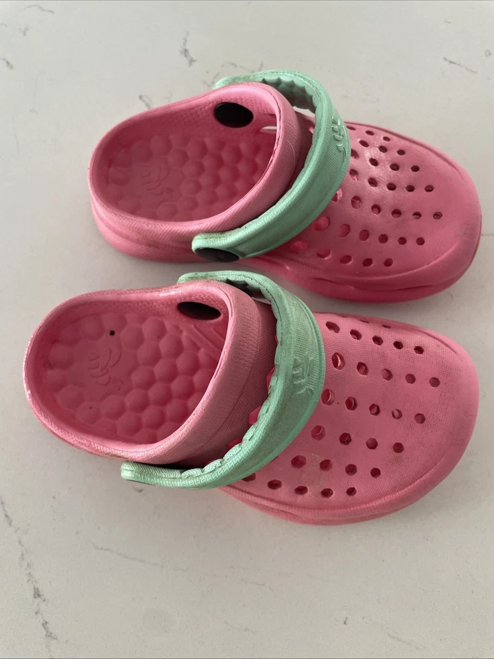 Zueco sin cordones Joybees Harper para niños pequeños talla 6-7 rosa con correa verde Foto 2 de 4