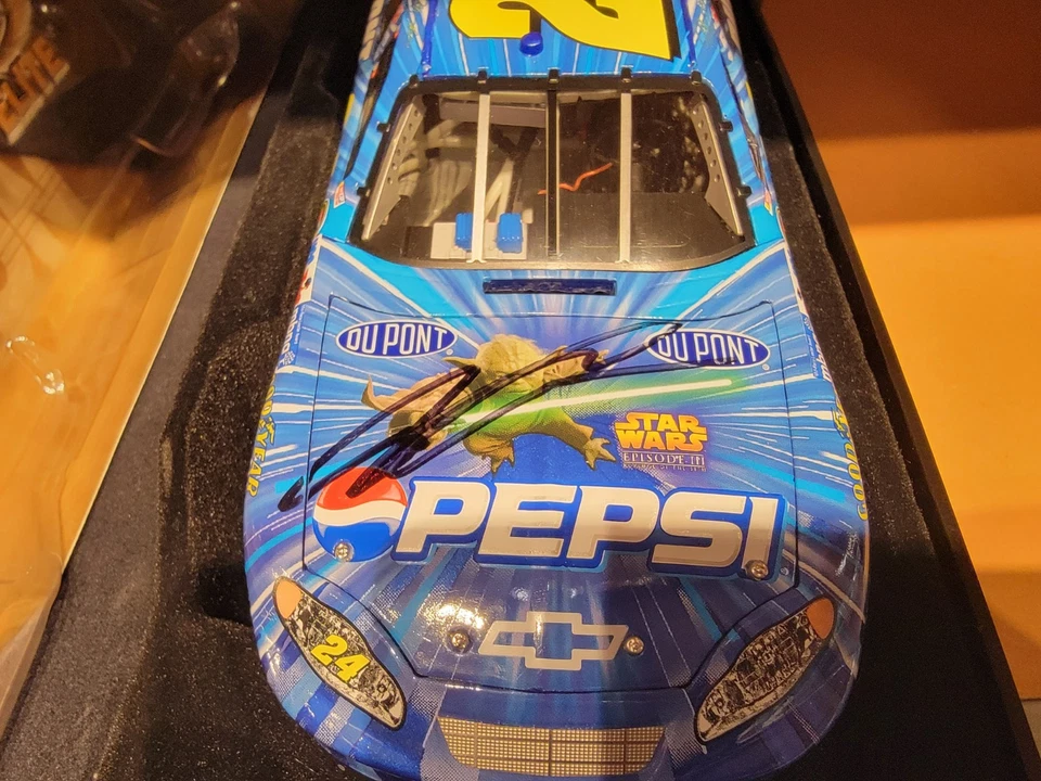 2005 autografiado Jeff Gordon #24 Dupont/Star Wars EpIII - 1:24th Elite Chevy  Foto 3 de 4