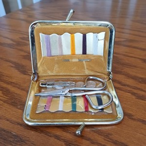 Vintage Travel Sewing Kit Gold-tone Hinged Clasp Coin Purse NEW UNUSED