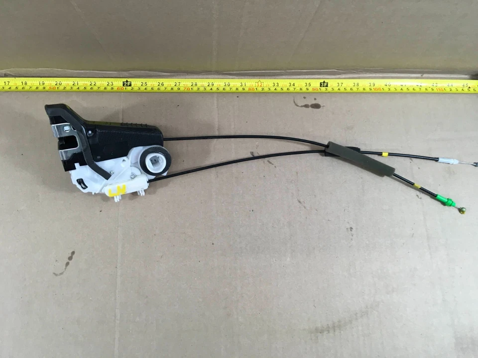 Cerradura puerta trasera izquierda Toyota Prius Prime 2017-2022 60408 Q51-14120 OEM. Foto 2 de 4