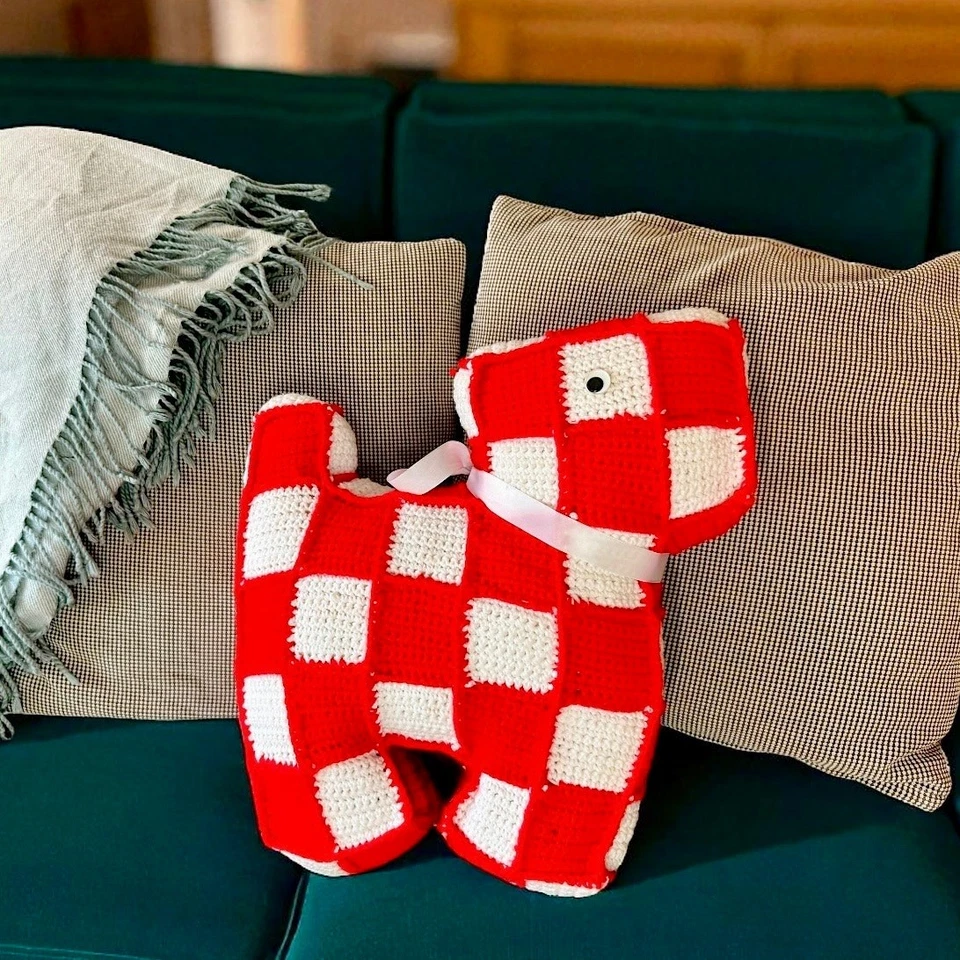 Crochet Cover Dog Pillow Hand Crafted Stuffed Red Checked Squares Large Vintage - Изображение 2 из 4