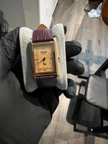 GOLD AND GOLD DIAL-Vintage Seiko Slim Quartz Men’s Wrist Watch RED BAND