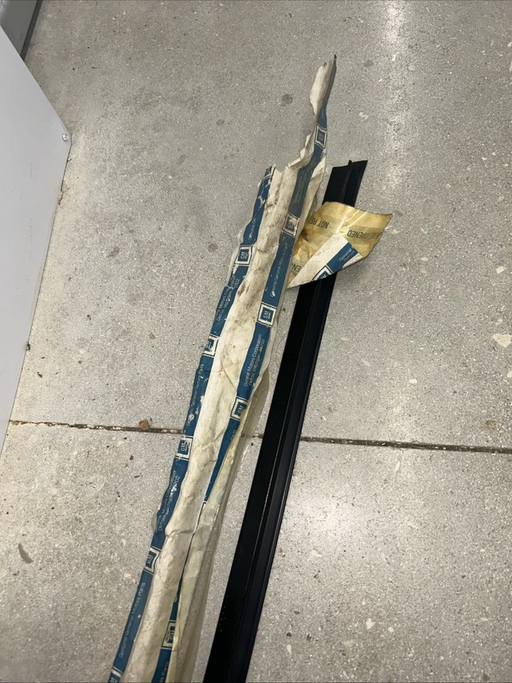 Nuevo de Lote Antiguo GM 15735502 Se Adapta a Tira Interior Ventana Puerta Lateral Delantera 1988-1995 Foto 4 de 4