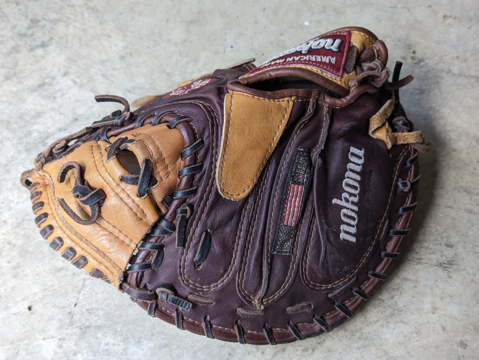Nokona Baseball Glove Catchers Mitt BB3200 32" RHT American Made