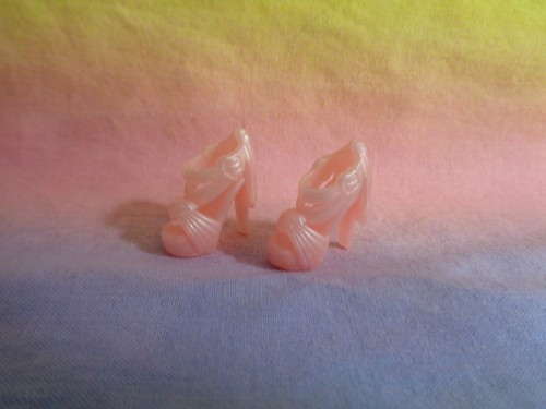 Barbie Puppe oder ähnlich große Puppe rosa Schuhe - Bild 1 von 4