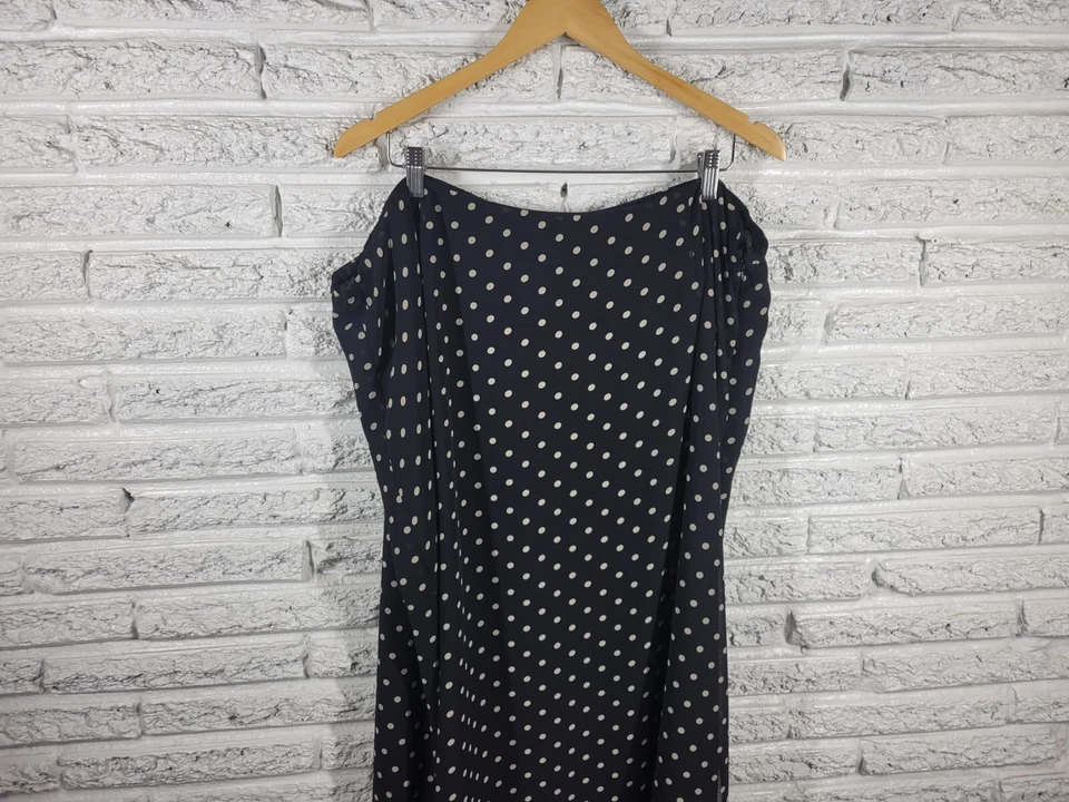 Falda Liz Claiborne Villager para mujer 22W midi negra a lunares forrada con abertura transparente Foto 3 de 4