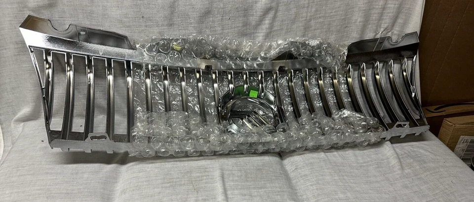 Parrilla Mercury Mountaineer 2008-2010 Ford P/N 8L9Z-8200-A OEM nueva en caja original Foto 3 de 4