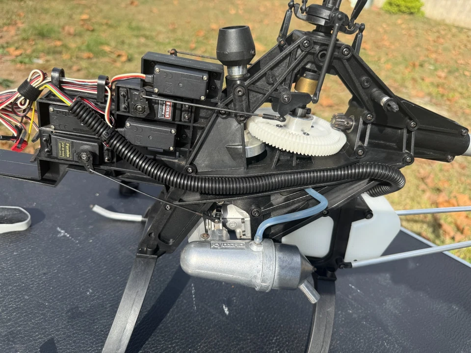 Antigo helicóptero Kyosho Nexus 30 recém-construído. Never Flown. Sistema operacional .32 SX-H - Imagem 4 de 4