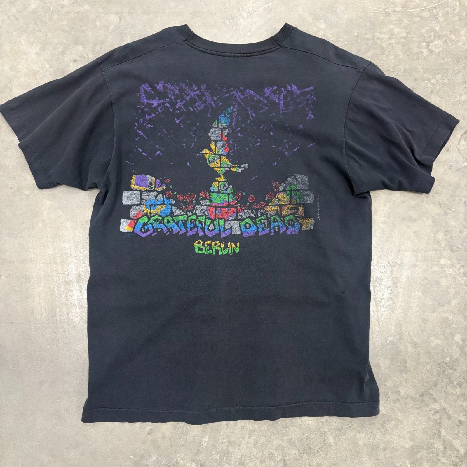 Vintage 90s Grateful Dead European Tour Berlin Wall Band T-Shirt Sz XL Sun Faded